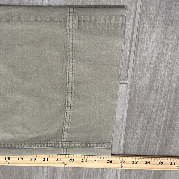 Everlane The Lightweight Wide-Leg Crop Stretch Cotton Chino Pants in Light Sage - Picture 14 of 16